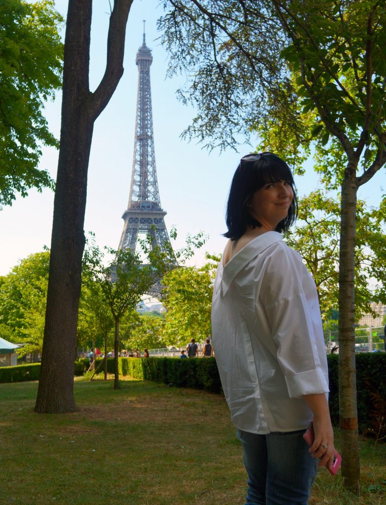 White shirt, blue jeans near la Tour Eiffel