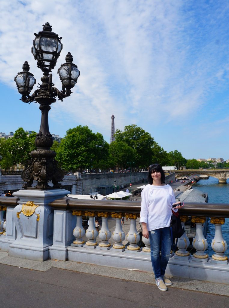 White shirt, blue jeans in Paris